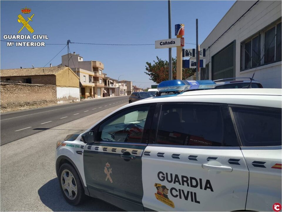 La Guardia Civil detiene a tres hombres por robar