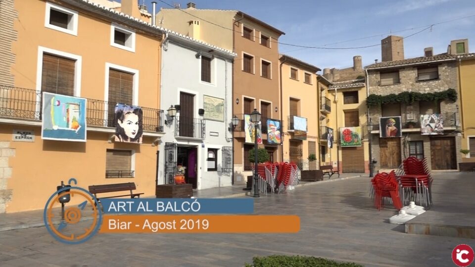 El programa "La Brúixola" ens convida a passejar pels carrers de Biar i conèixer la seua exposició urbana "Art al Balcó"