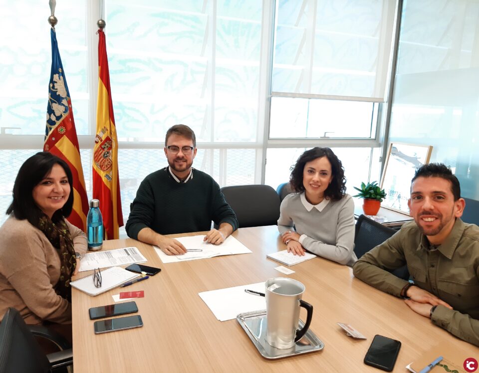 Mireia Estepa i Arnaldo Dueñas sol·liciten PANGEA i el projecte Somriures per a la mancomunitat lAlcoià-Comtat a la Conselleria dInclusió