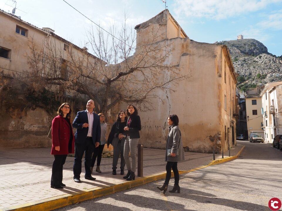 El Conseller se reúne con la alcaldesa de Cocentaina para ver in situ cómo afectó el temporal a varios edificios