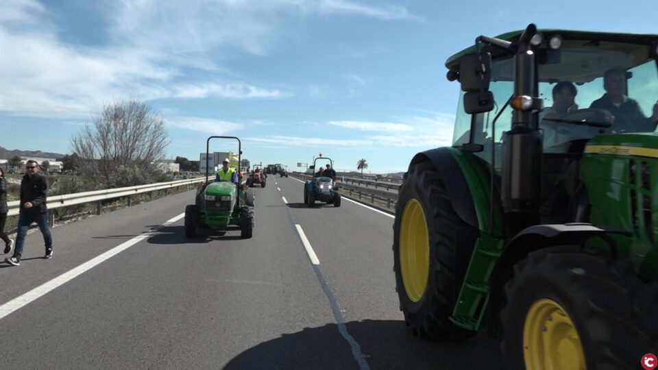 400 tractores y 2.000 personas cortan la autovía A-31