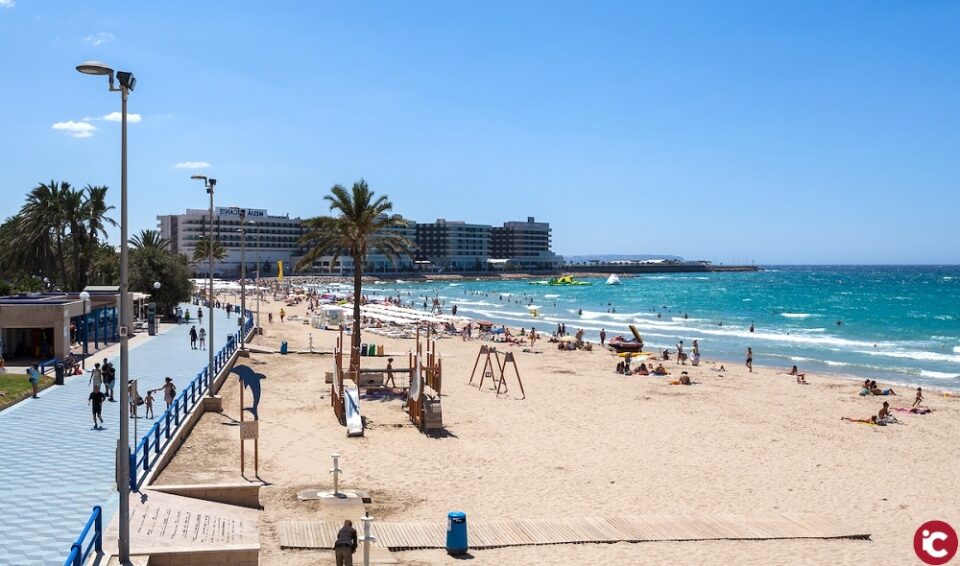 El Ayuntamiento acuerda el cierre de todas las playas del término municipal y prohíbe también el acceso a la zona de arena