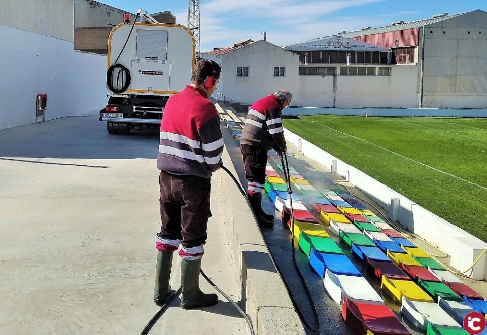 Deportes higieniza las butacas del campo de fútbol Las Fuentes