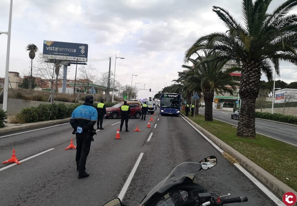 La Policía Local multa a más de un centenar de personas y vehículos en los controles por incumplir el confinamiento y el estado de alarma frente al COVID en Alicante