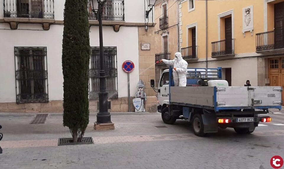 Castalla intensifica la limpieza y desinfección de varias zonas de la ciudad y edificios municipales