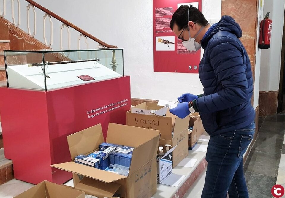 Elda reparte el material sanitario remitido por la Generalitat para los 17 municipios del Alto y Medio Vinalopó