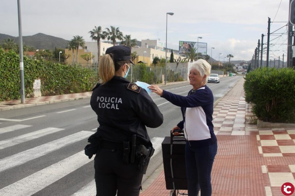 Reparto de mascarillas a viajeros del transporte público de El Campello