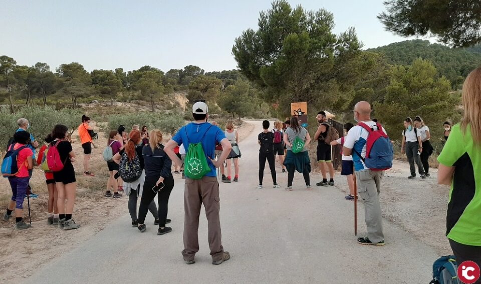 Un total de 43 persones participen en la primera ruta per conéixer el patrimoni ambiental de Castalla