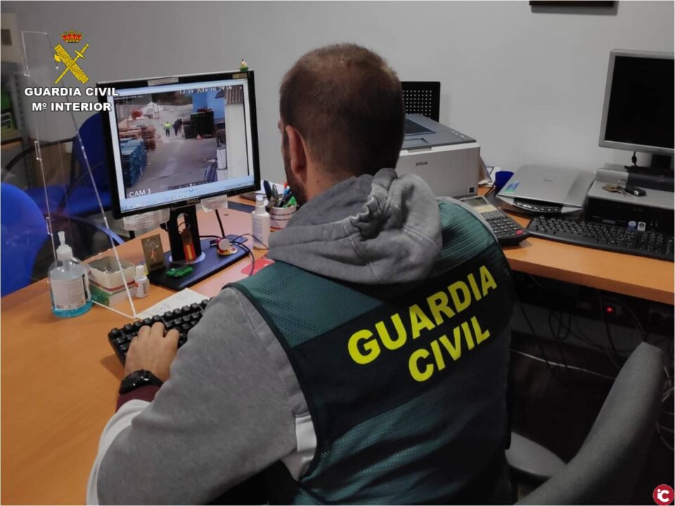 La Guardia Civil detiene a una persona por estafar a varias empresas usando el timo del nazareno