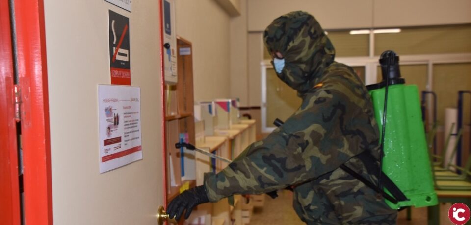 La Brigada Paracaidista del Ejército de Tierra de Murcia realiza una desinfección exhaustiva en el colegio Santa Catalina