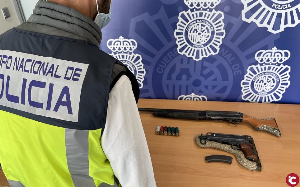 La Policía Nacional ha detenido a la víctima de un atropello por ocultar armas de guerra en su domicilio