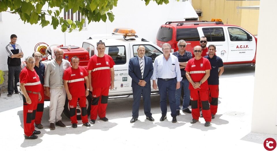 El Consorcio Provincial de Bomberos cede un vehículo a ACIF Salinas para colaborar en la protección de su patrimonio ecológico