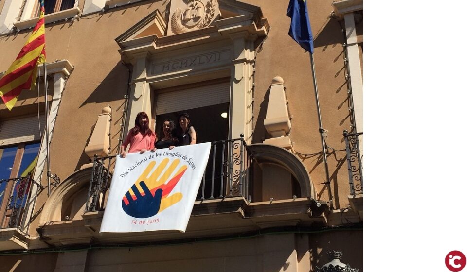 El Ayuntamiento despliega una pancarta con motivo de la celebración del día nacional de la lengua de signos