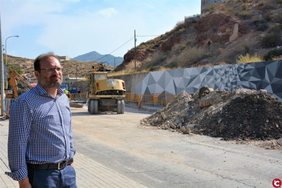 Comienzan las obras para reparar el hundimiento de la calzada en el Paseo de la Mora