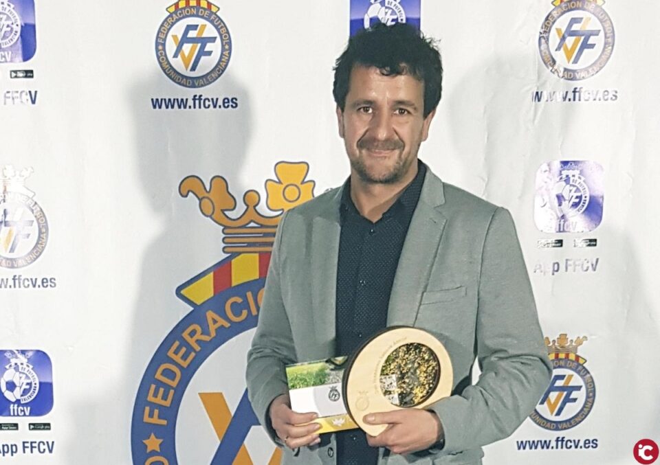 El monfortino Fernando Saugar Antón recibe una distinción por parte de la Federación de Fútbol de la Comunidad Valenciana