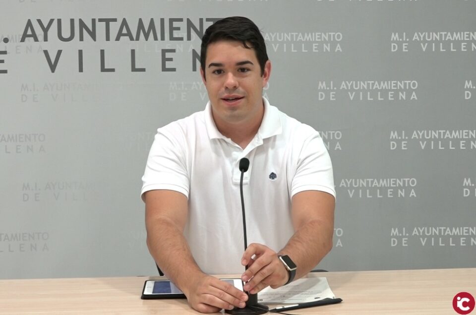 El portavoz del Partido Popular desmiente de nuevo a la primera autoridad al enseñar esta mañana un decreto firmado por el alcalde de Villena.