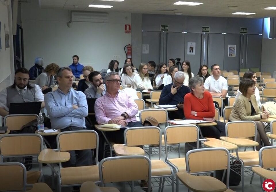 Clausura de las jornadas organizadas por el IES Monastil de Elda en torno al proyecto "Stick Together"