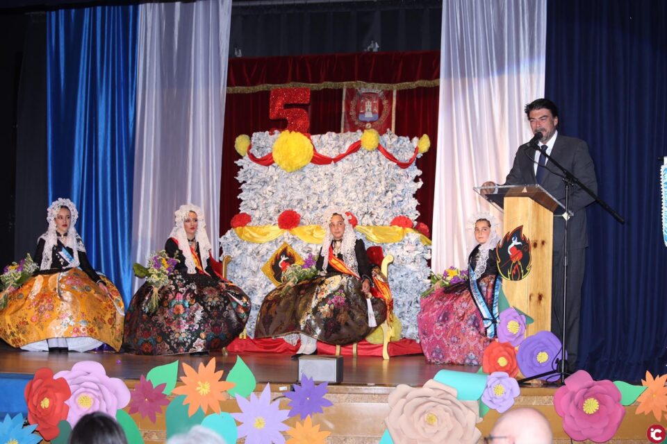 El alcalde ejerce como mantenedor de las belleas del quinto aniversario de Barri Sant Agustí