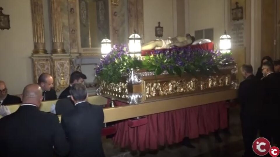 Procesión dentro de la Iglesia en el Viernes Santo