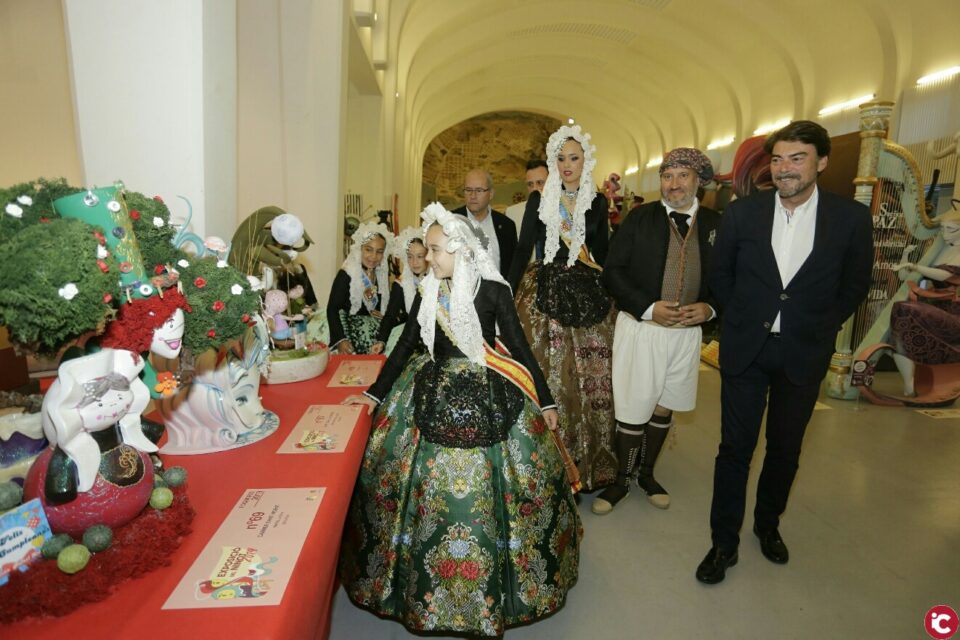 Luis Barcala visita la Exposición del Ninot en la que las Belleas del Foc cortan la cinta inaugural