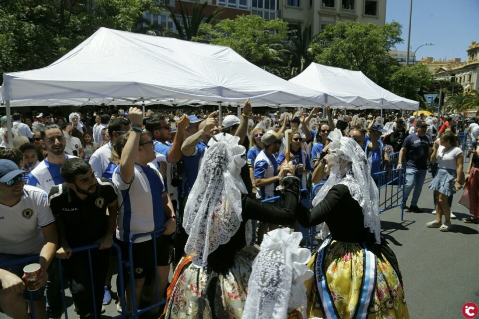 La Bellea del Foc dedica a los foguerers y barraquers la primera mascletà fuera de concurso y anima al Hércules en la promoción de ascenso