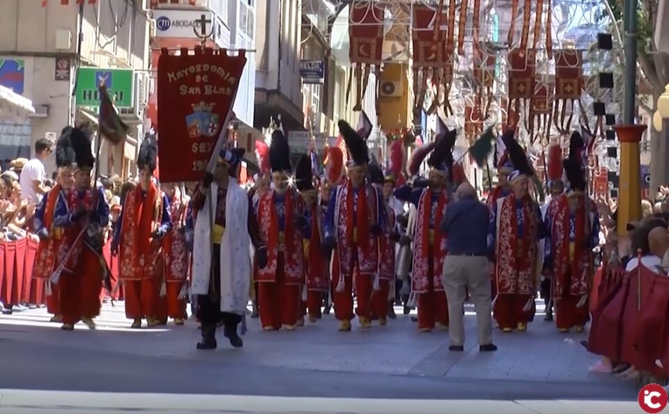 Maravilloso fue el Desfile del 75 aniversario de las Fiestas de Moros y Cristianos de Elda donde participaron las comparsas de Sax