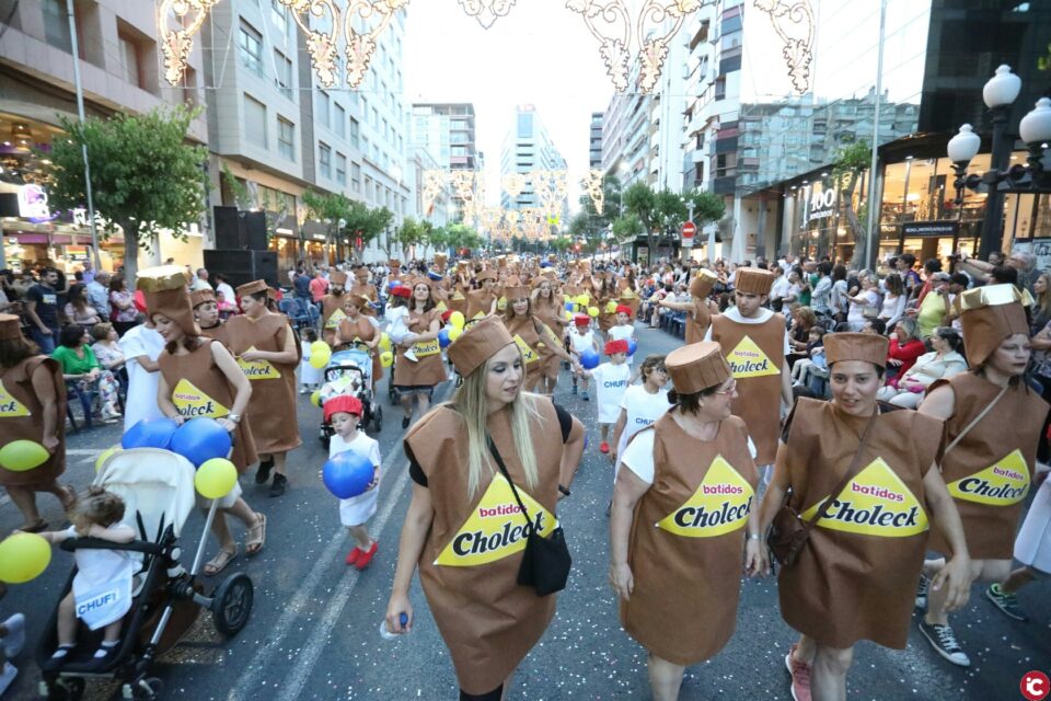 Miles del foguerers y barraquers participan en el tradicional desfile del Ninot de Alicante