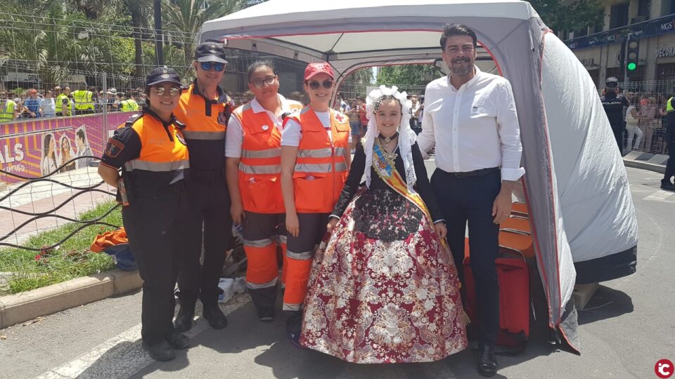 Hermanos Sirvent cierran las mascletàs fuera de concurso con un disparo in crescendo hasta el terremoto final en Alicante