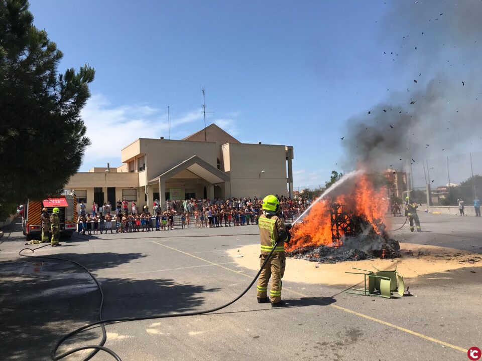 Los bomberos del SPEIS participan en la cremá de más de medio centenar de Hogueras escolares