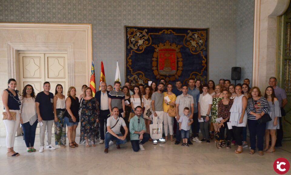 El Ayuntamiento entrega a los ganadores del concurso fotográfico de Hogueras los pases para ver las Mascletás en Luceros