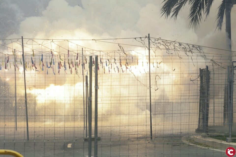 Pirotecnia Tamarit debuta en Alicante con una mascletà que concluye con un terremoto final dividido en cuatro fases