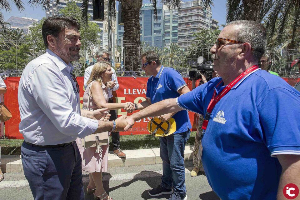 Pirotecnia Piromart debuta en Alicante con una mascletà en la que combina lo tradicional y lo digital