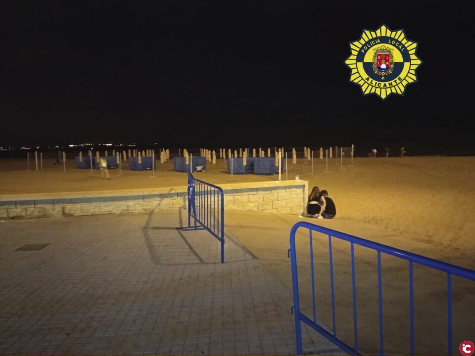 La Policía Local de Alicante consigue evitar de nuevo los macrobotellones de Hogueras en el parque de Canalejas y la ciudad con sus controles fijos y móviles y levanta 12 actas por consumo de alcohol