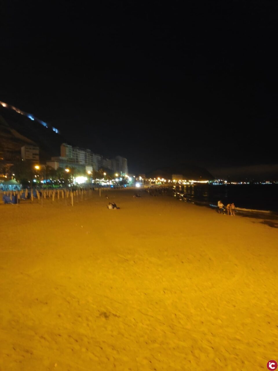 La Policía Local interviene cientos de litros de alcohol en la noche de máxima afluencia de personas de Hogueras y logra evita los macrobotellones en Alicante