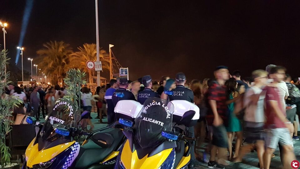 Más de 30.000 personas celebran la noche de San Juan en las playas de Alicante con 23 asistencias sanitarias realizadas por Protección Civil y Cruz y con el control de la Policía Local