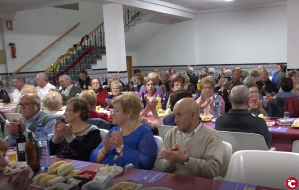 Los mayores de Salinas disfrutaron de su tradicional comida de hermandad