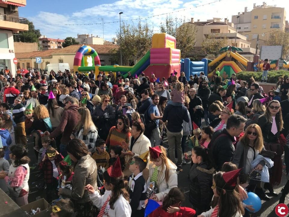 Multitudinaria y adelantada fiesta de Nochevieja en El Campello