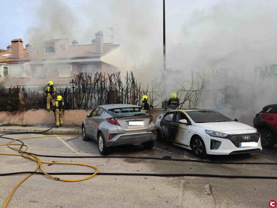 Los bomberos sofocan con rapidez un incendio de tres vehículos evitando su propagación a las viviendas cercanas en Sant Joan