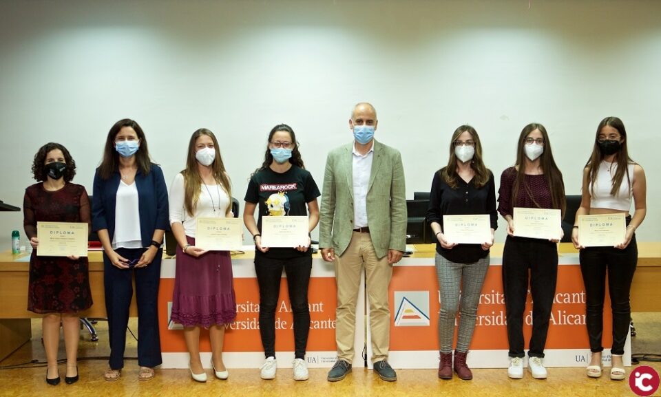 Els premiats en les XI i XII Edicions del Concurs de Microrelats Matemàtics i la XXI del Premi Jordi Joan de Matemàtiques reben els guardons en la UA