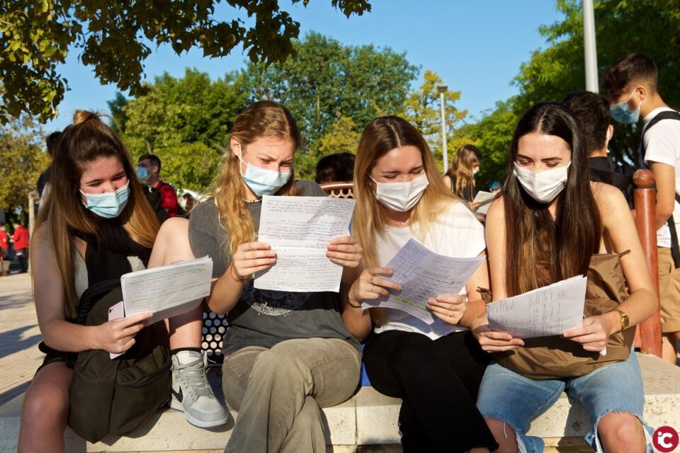 Regreso al pasado: el campus de la Universidad de Alicante renace con la presencia de miles de matriculados en las Pruebas de Acceso a la Universidad