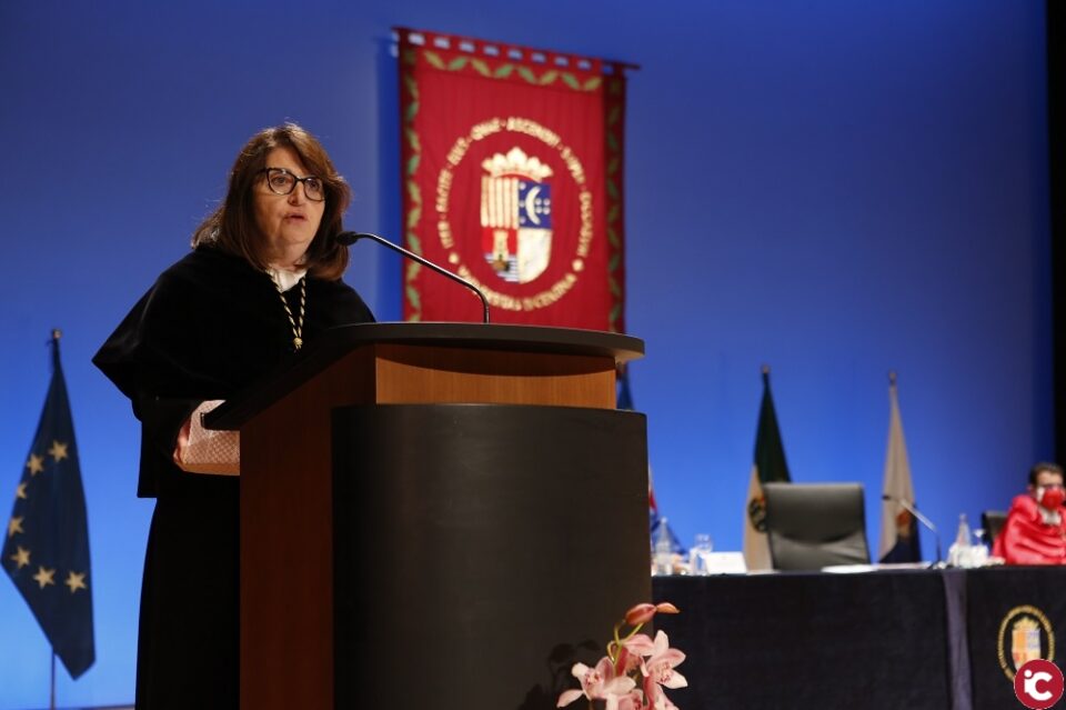 La Universitat d'Alacant es posa al dia en la investidura de doctors