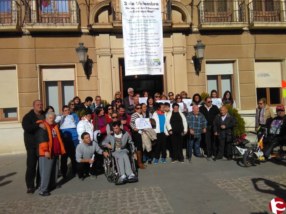 Con motivo del Día de la Discapacidad hoy se ha colgado una pancarta en la fachada del Ayuntamiento