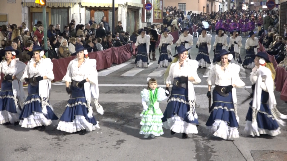 Los Contrabandistas abren un desfile repleto de colorido y participación