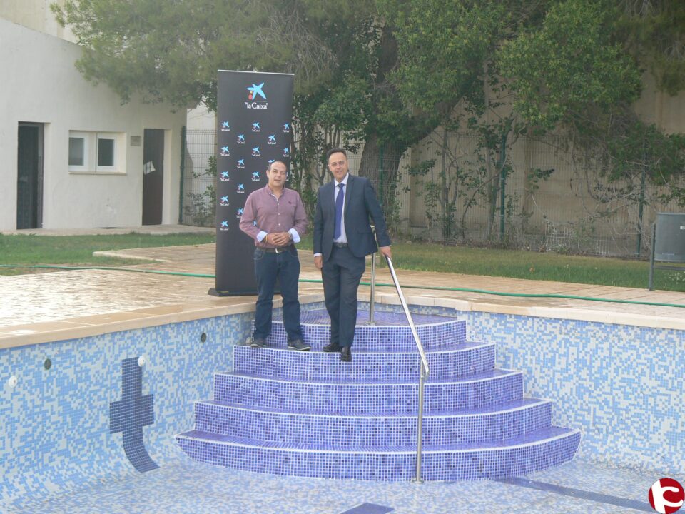 El Ayuntamiento hace más accesible la piscina municipal con una subvención de la Obra Social la Caixa