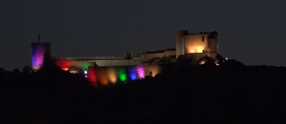 Castalla il·lumina la Foia amb els colors de l'Arc de Sant Martí al Castell