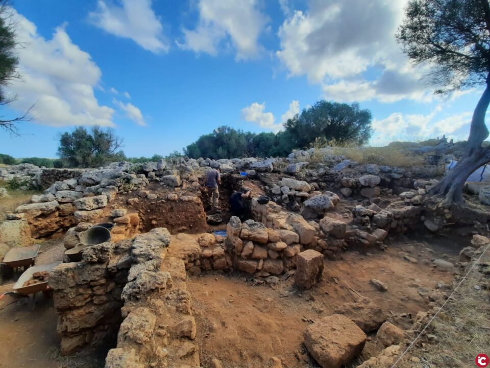 L'equip d'investigadors liderats per l'INAPH de la Universitat d'Alacant descobreix a Son Catlar un depòsit complet de materials romans