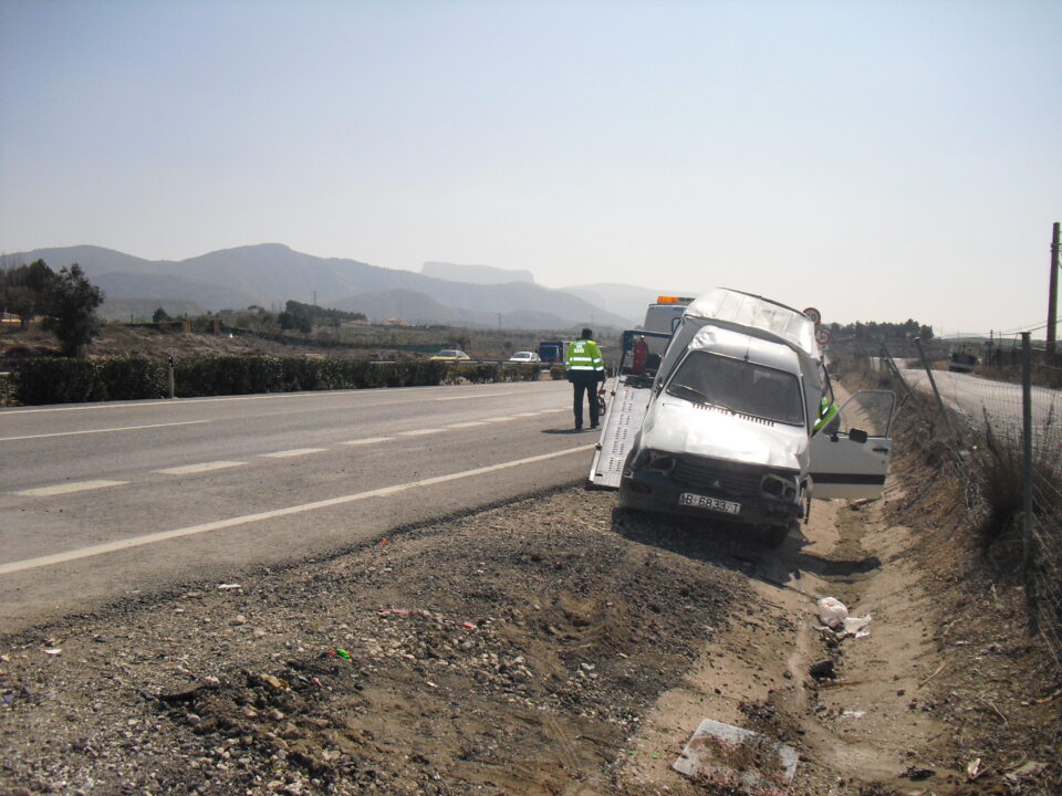 Aparatoso accidente en la autovía a la altura de Sax donde viajaba un jóven matrimonio con un bebé