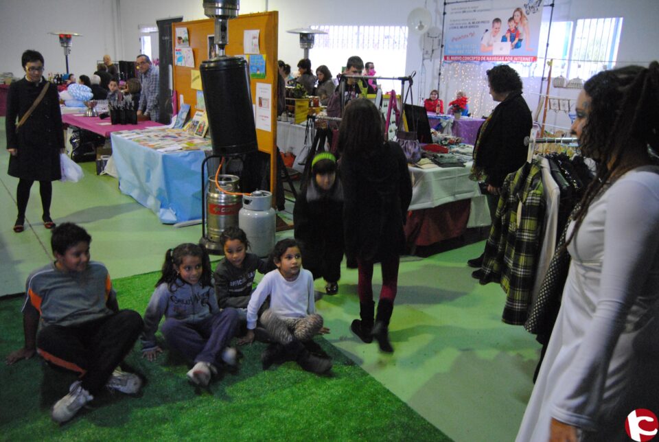 Mercadillo de Navidad con la participación de numerosos artesanos