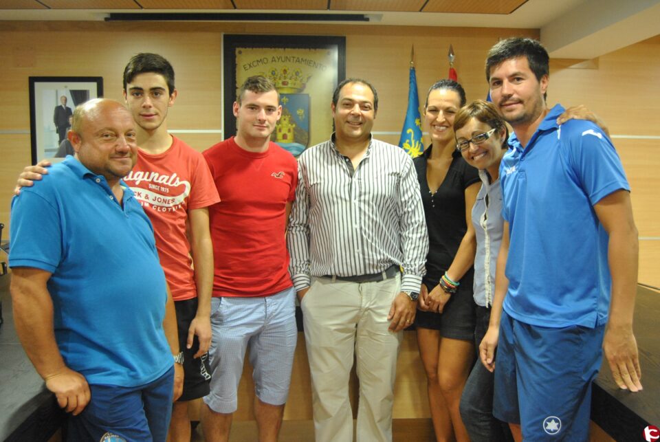 El capitán de la selección inglesa de fútbol-sala visita Salinas para apoyar la academia internacional de fútbol e invita al equipo local a un torneo en Reino Unido