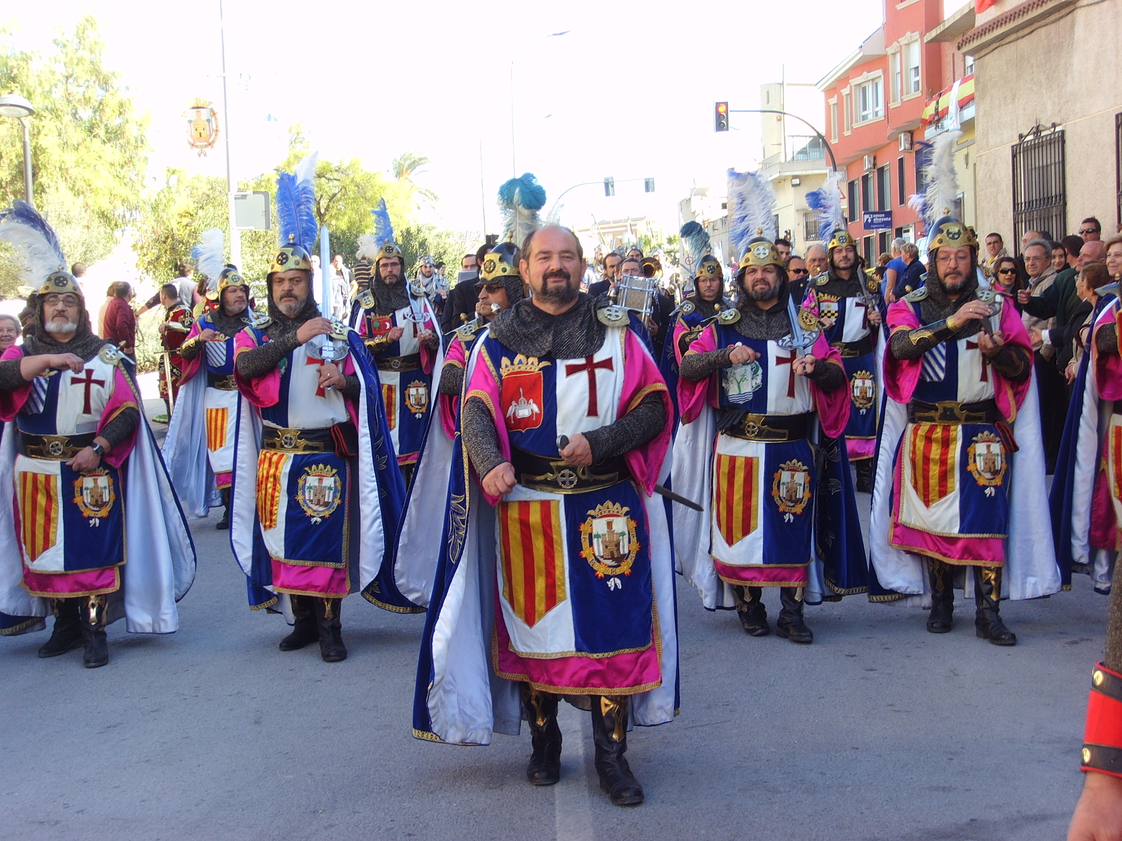 La entrega de banderas pone el punto y final a las fiestas de Moros y